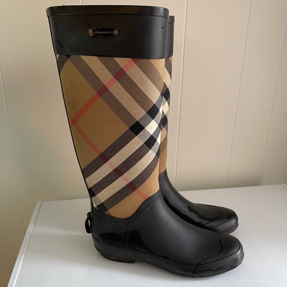 Burberry size 7 Rain boots